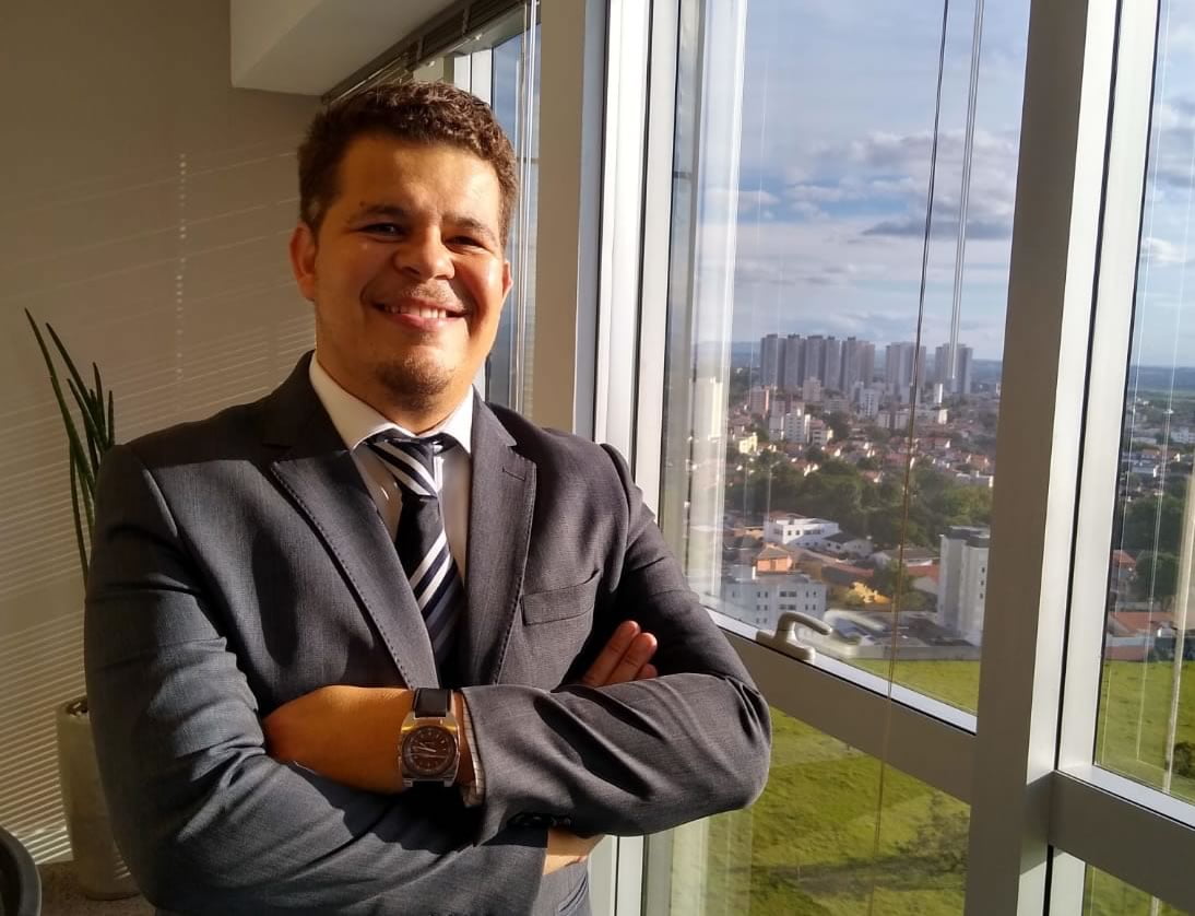 Dr. Alexsandro Gomes Miranda, advogado criminalista, no escritório em São José dos Campos